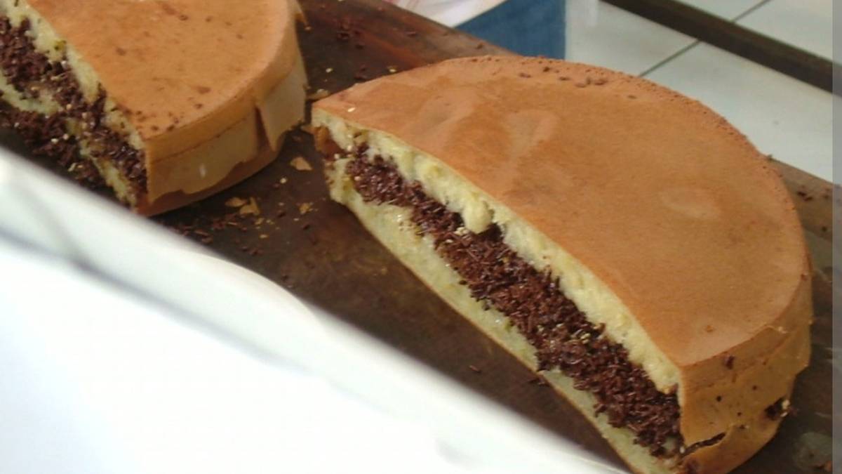 Martabak Bangka Girinoto: Rasa yang Menggigit Jiwa di Jeruklegi